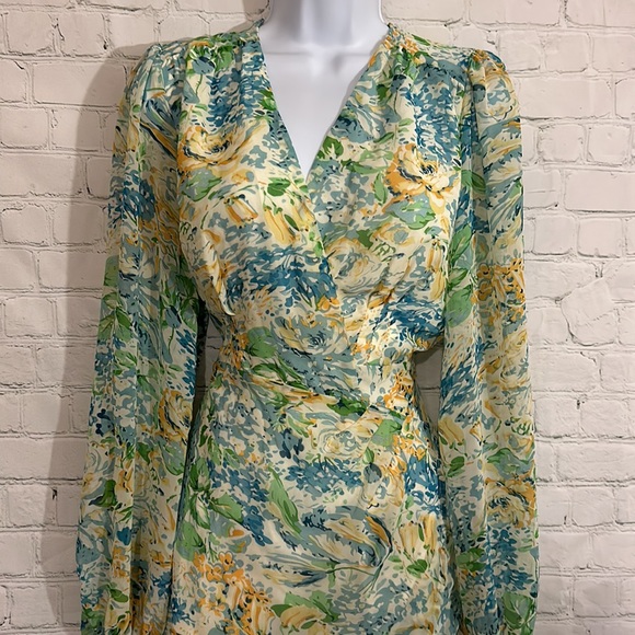 Lulu’s floral wrap dress in beautiful flowers - Picture 5 of 10